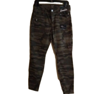 NWT mid rise camo a.n.a. jeggings. Cute zippers.Great style.Size 8.